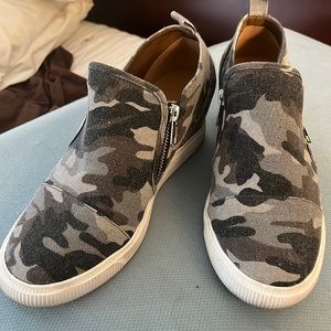 Camouflage wedged sneaker